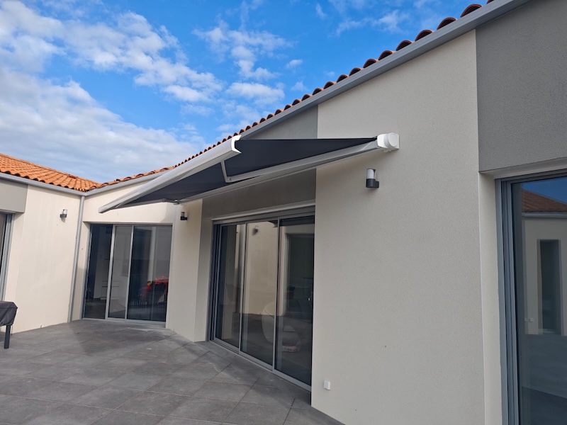 Prix d’un store banne avec pose en Gironde